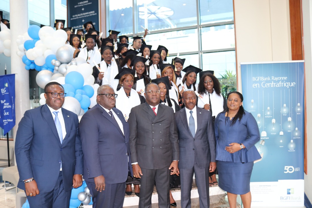 La photo de famille au terme de la cérémonie de remise de diplômes 