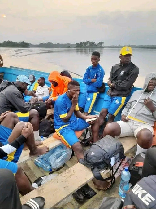 Le Stade Mandji rallie Koula-Moutou via Lambaréné en pirogue et par train