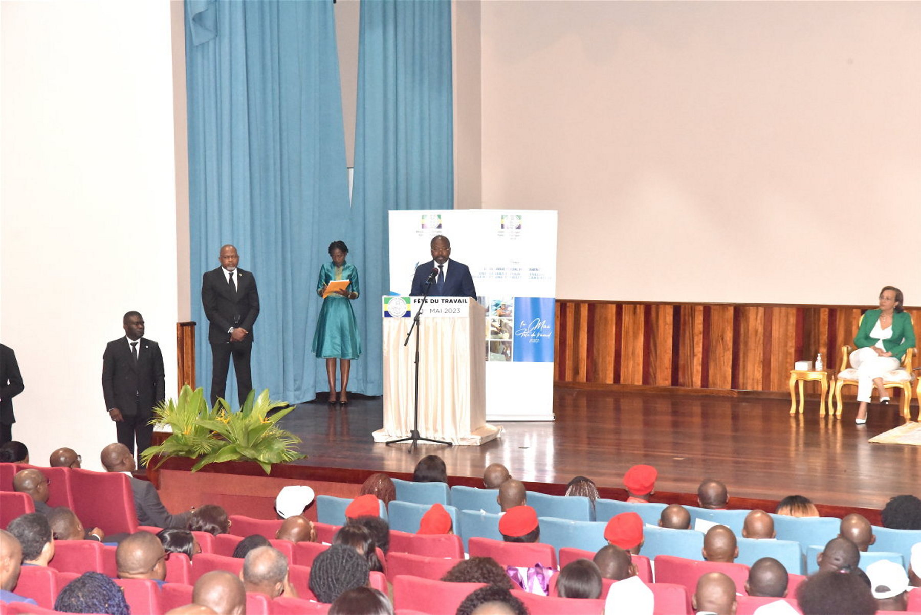 À Libreville, la célébration a été marquée par des festivités à l'auditorium de l'immeuble Arambo, en présence du Premier ministre, Alain-Claude Bilie-By-Nze, des membres du gouvernement dont la ministre du Travail, Madeleine Berre, des représentants des employeurs et des organisations syndicales, et de plusieurs autres invités.