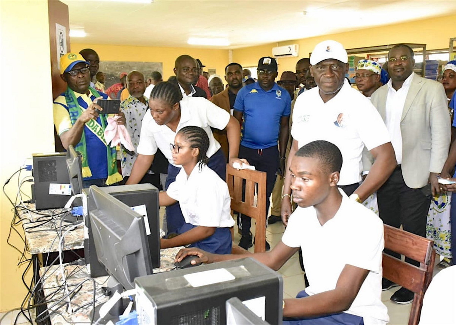 Tchibanga : Pierre-Alain Mounguengui dote le lycée Nazaire Boulingui d'une salle multimédia