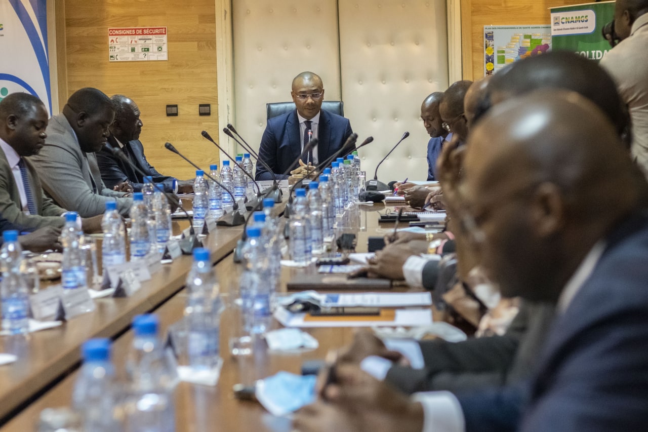 Affaires sociales : Guy Patrick Obiang Ndong devise avec les responsables de la CNAMGS 
