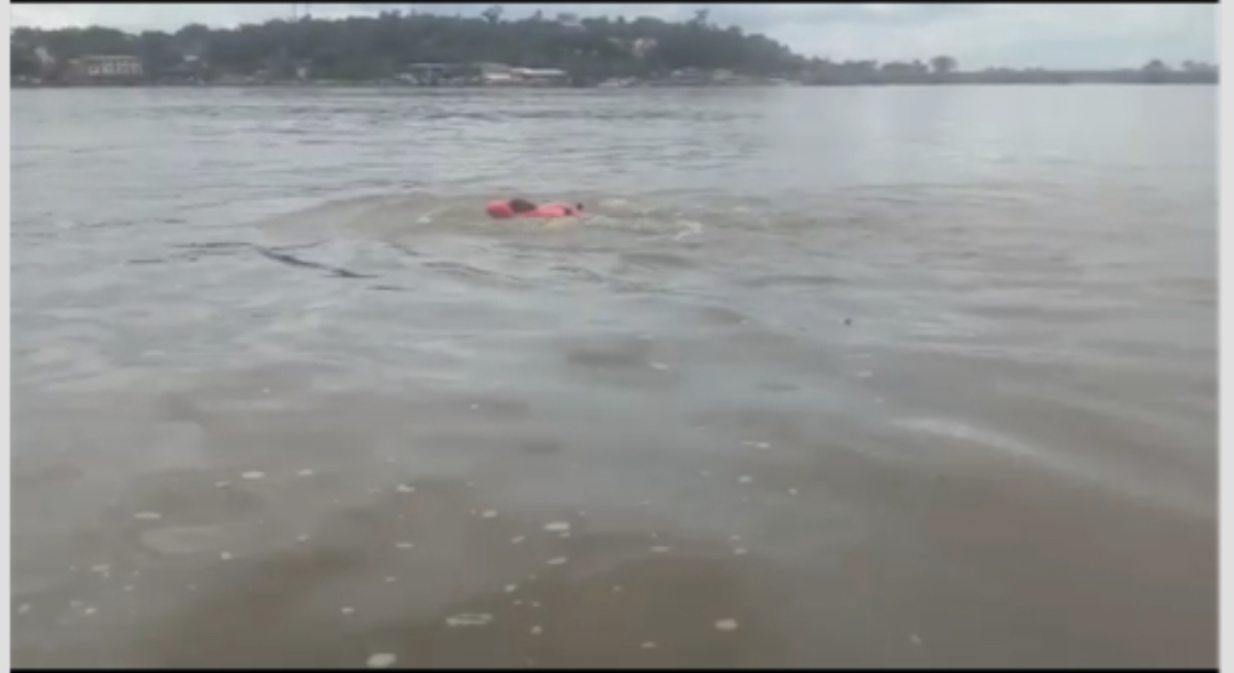 Lambaréné : il relève le défi fou de traverser l’Ogooué à la nage