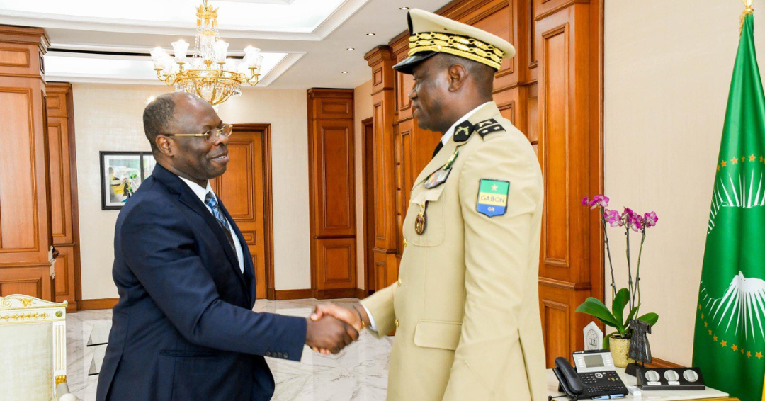 L’ambassadeur du Gabon en Chine, Baudelaire Ndong Ella, échangeant avec le chef de l’Etat, Brice Clotaire Oligui Nguema.
