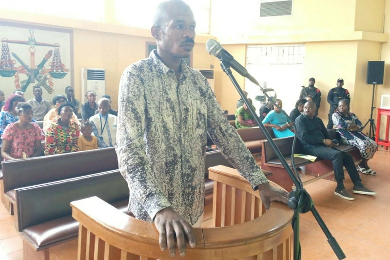 Emmanuel Akouangou répondant aux questions des magistrats. ©  Nadège ONTOUNOU