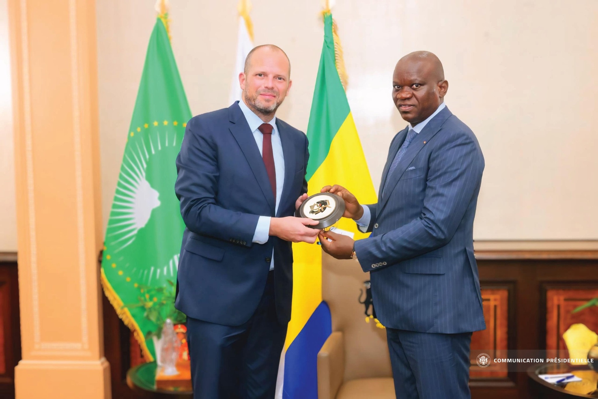 Brice Clotaire Oligui Nguema, et Theo Francken