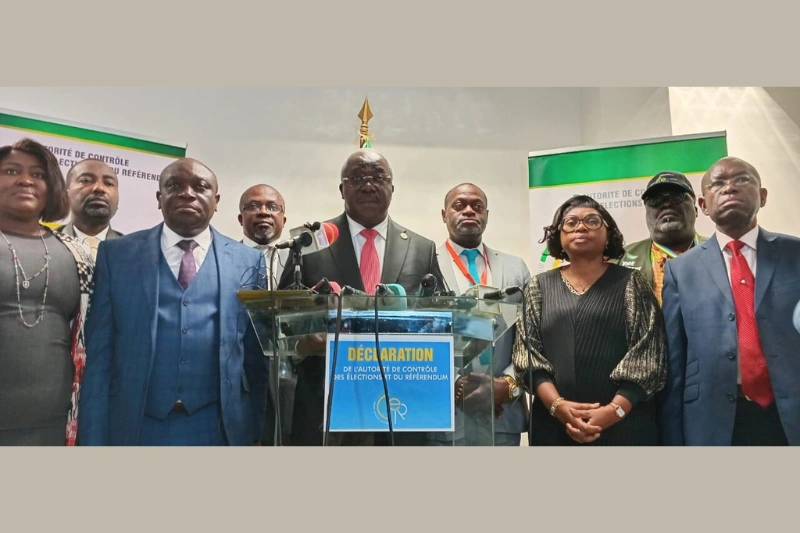 Les membres de l'ACER réunis autour de leur président lors du point de presse du  30 septembre