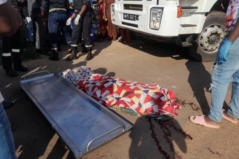 Un instantané de l'accident qui a coûté la vie à un homme au quartier Mingara, à Franceville.