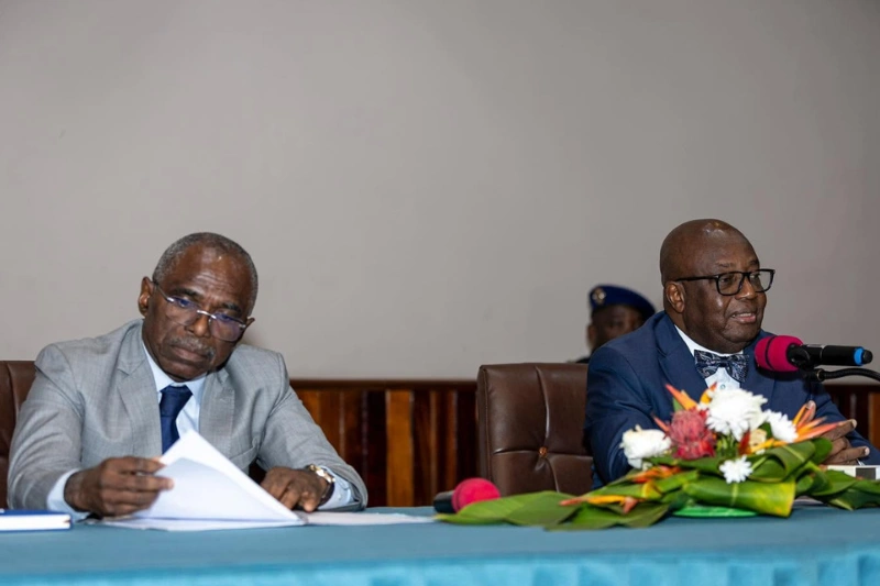 Adrien Nguema Mba, Ministre de l’Intérieur, de la Sécurité et de la Décentralisation et François Ndong Obiang, ministre de la réforme