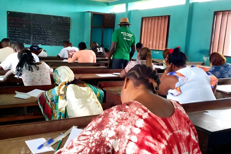 Les candidats planchant hier au concours d’entrée à l’École nationale de développement durable d’Oyem.