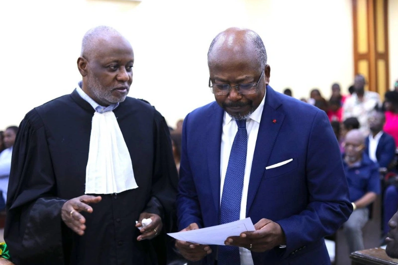 Alain Claude Bilie-By-Nzé, président du parti Ensemble pour le Gabon (EPG) et son avocat