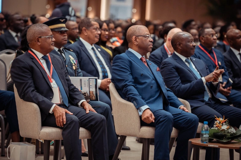 Alexandre Barro Chambrier, vice président de la République, Alain-Claude Kouakoua, président de la FEG et Henri-Claude Oyima
