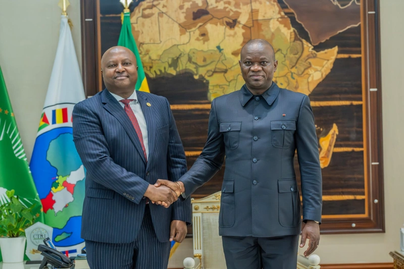 Brice Clotaire Oligui Nguema, président du Gabon et Albert Shingiro, l'envoyé spécial du président de la Commission de l'Union africaine (UA)
