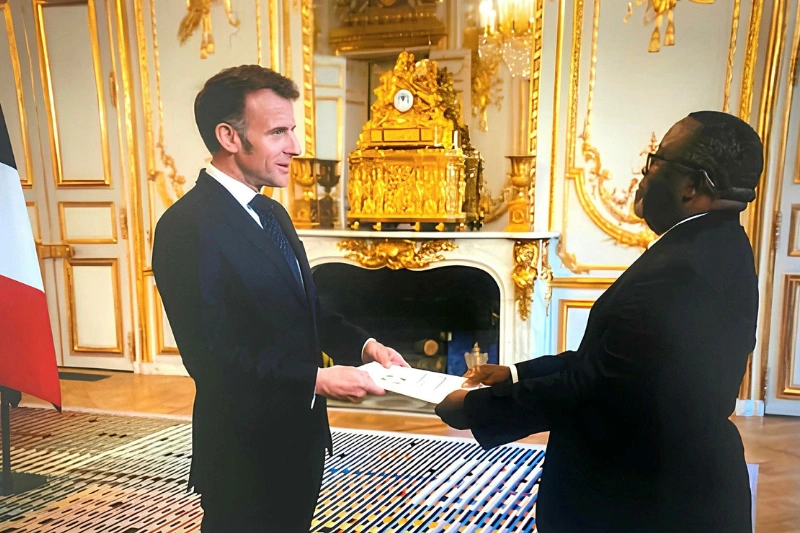 Alfred Nguia Banda, ambassadeur, Haut représentant de la République gabonaise près la République française et Emmanuel Macron, président de la France