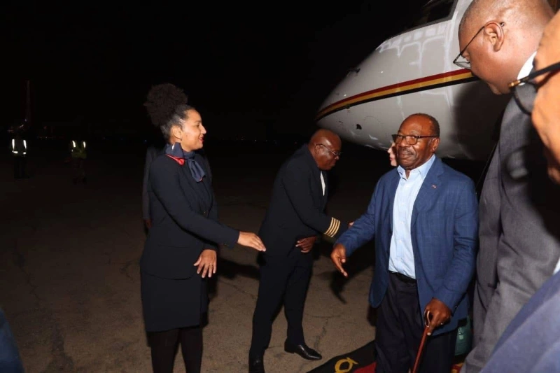 Ali Bongo Ondimba à son arrivée à Luanda avec sa famille. © DR