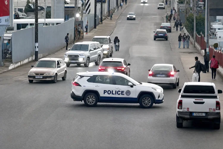 Les éléments de la police lors de l’arrestation du chauffard après une course-poursuite.