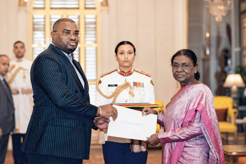 Aurélien Mintsa Nguema remettant ses lettres de créance à la présidente de l’Inde, Droupadi Murmu.