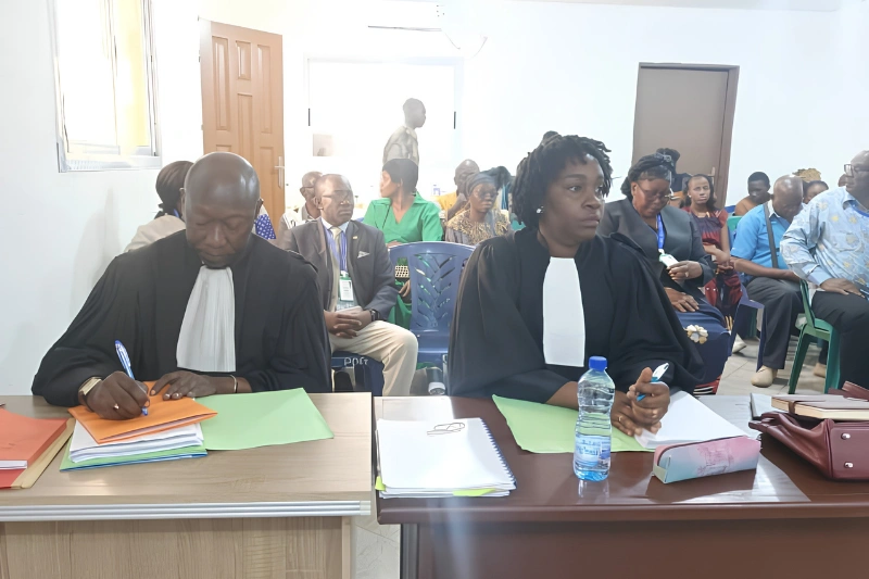 Les avocats des accusés lors de l’audience.