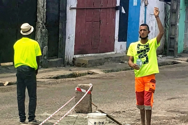 Voiries urbaines : chapeau à ces jeunes qui colmatent... les nids-de-poule