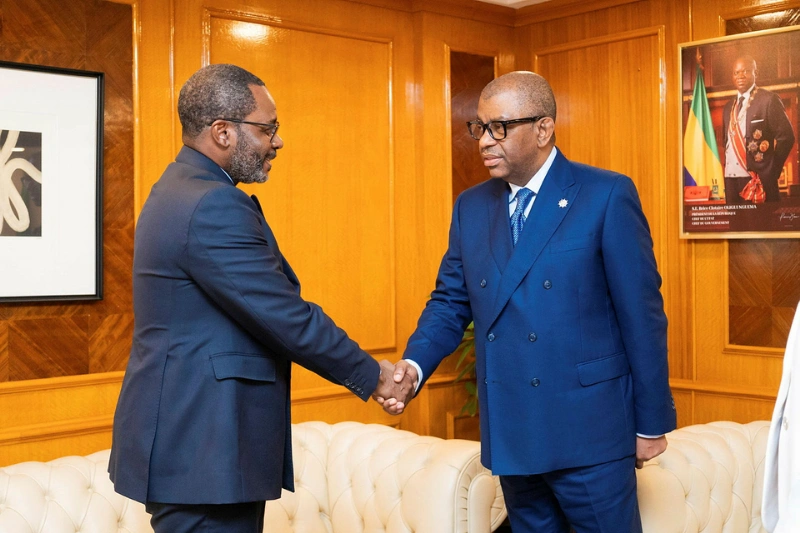 Alexandre Barro Chambrier lors de son entretien avec le président du CAPS, Gabriel Mbaga Obiang Lima. © DR