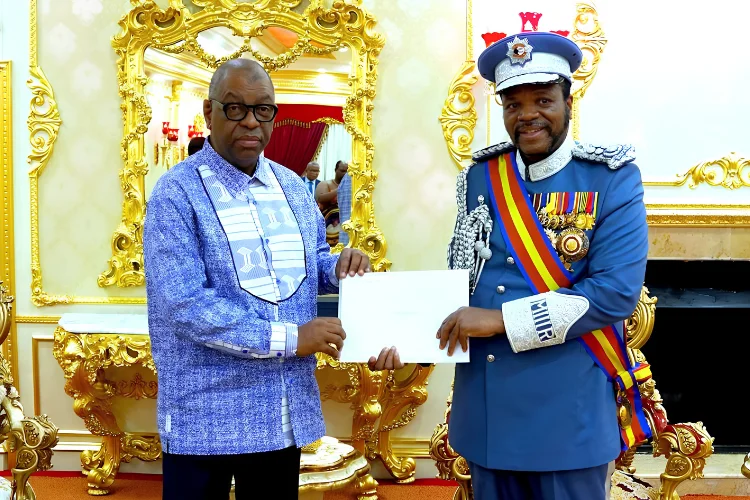 Le vice-président de la République, Alexandre Barro Chambrier et le roi Mswati III.