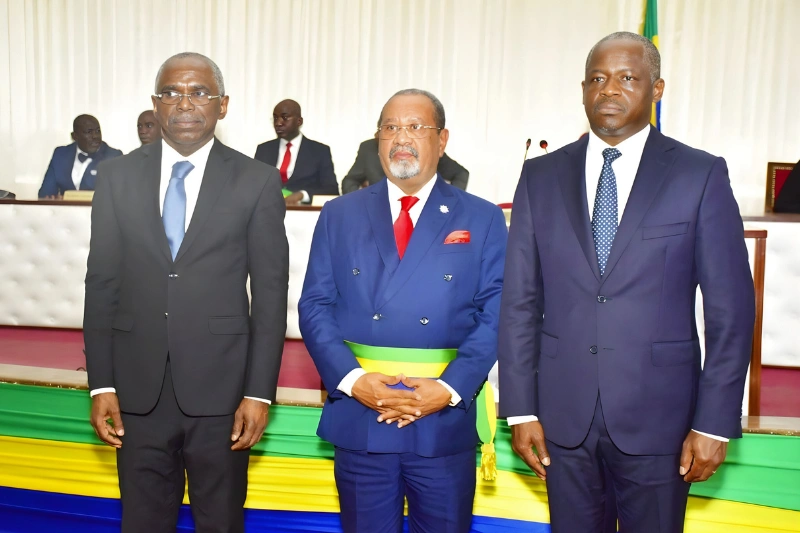 Guy-Bertrand Mapangou, président du CESEC, François Ndong Obiang ministre de la Réforme et des Relations avec les Institutions et Hermann Immongault, Vice-président du gouvernement 