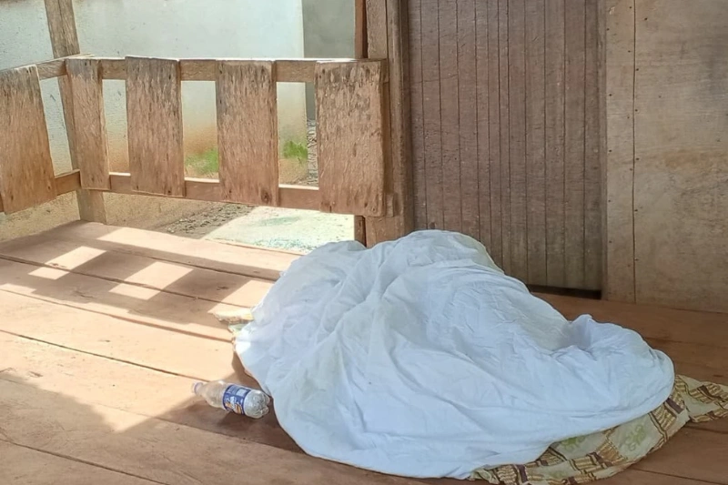 La dépouille de la Camerounaise recouverte d’un drap.