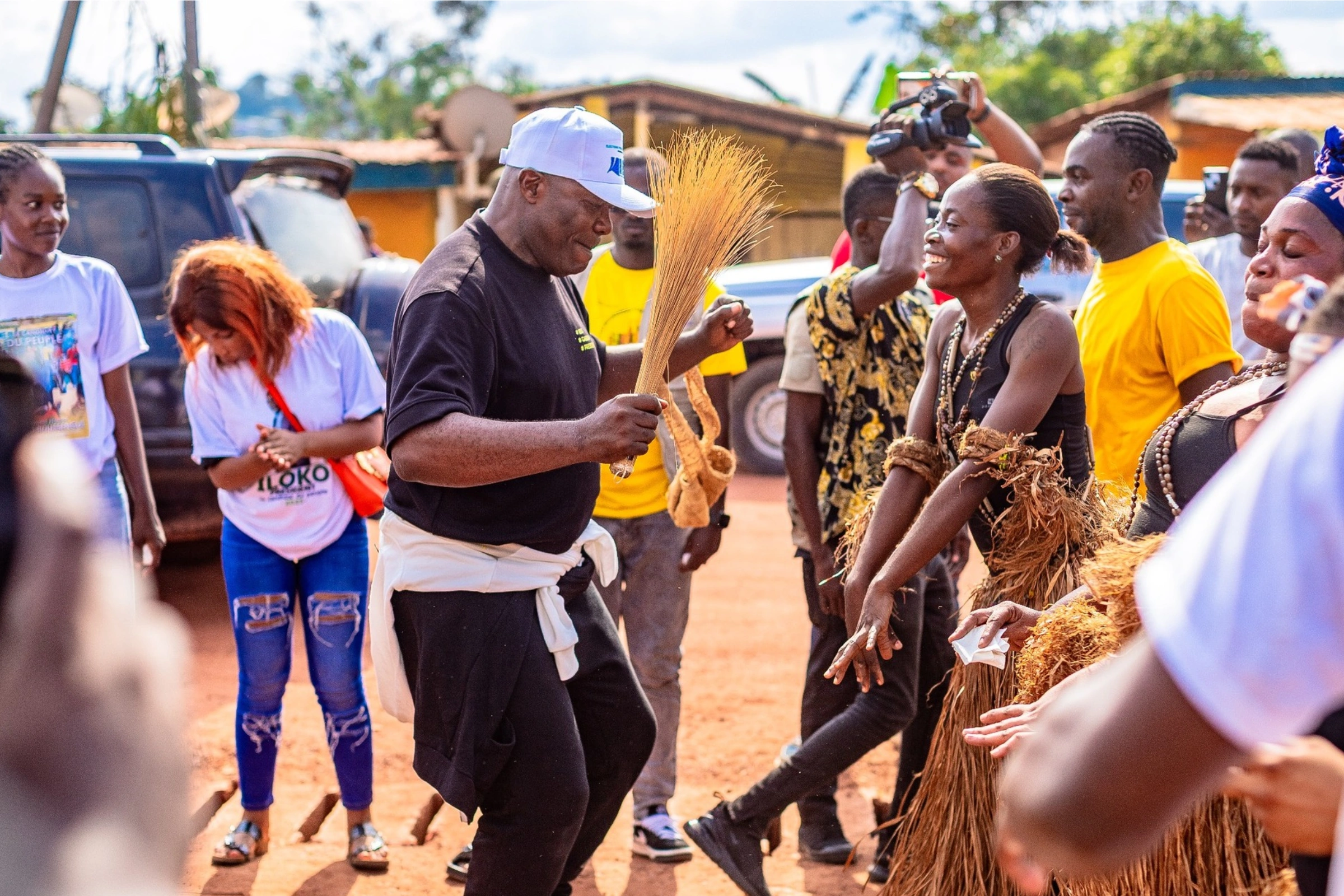 Le candidat Stéphane Germain Iloko Boussengui auprès des populations d'Oyem (Koutou-Koutou). © DR