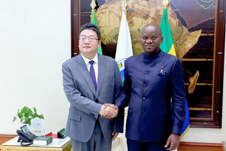 Le chef de l’Etat, Brice Clotaire Oligui Nguema et l’ambassadeur de la République de Chine, Zhou Ping.
