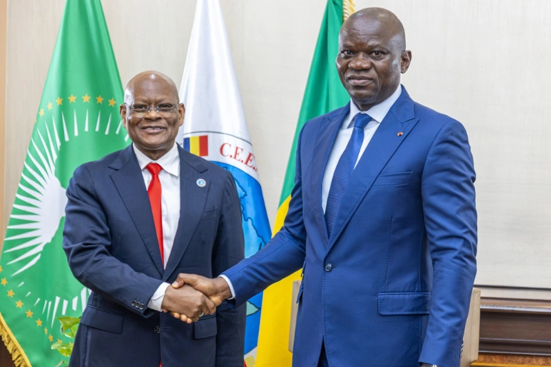 Brice Clotaire Oligui Nguema et le président de la Commission de la CEEAC, Gilberto da Piedade Verissimo