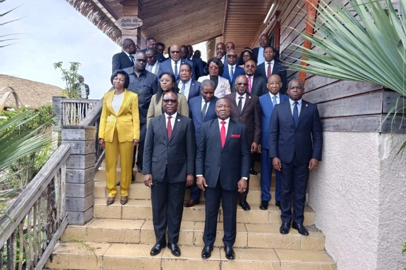 Les différentes parties posant après la rencontre de Libreville, le 22 octobre.