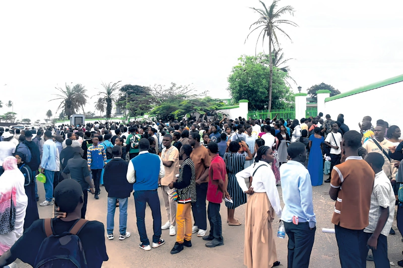Une vue des candidats au sortir du centre du lycée national Léon-Mba