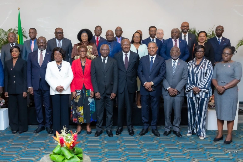 Les officiels lors de la présentation du rapport.