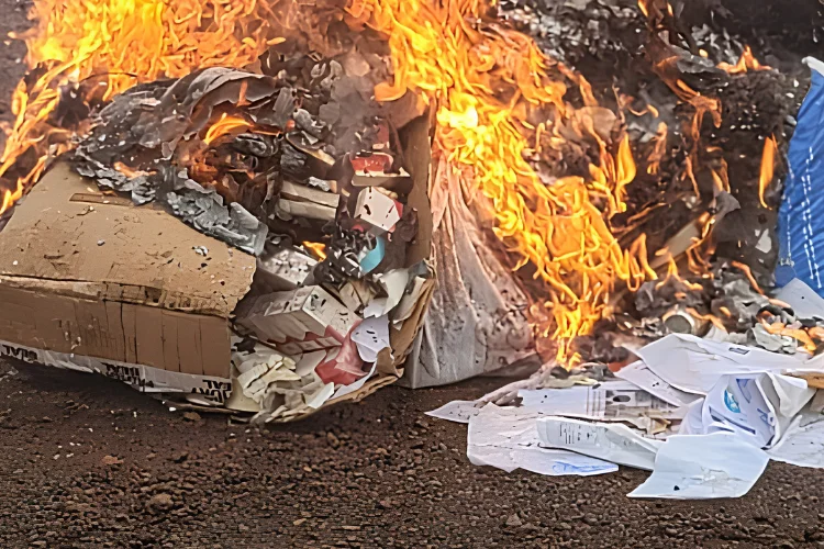 Un instantané de l’opération de destruction du produit illicite.