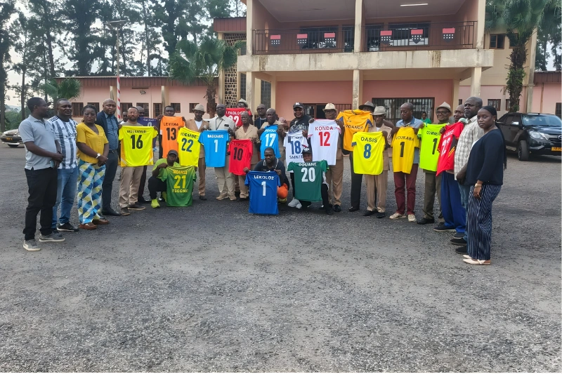 Moanda / Coupe inter-quartiers de football : remise d’équipements sportifs aux chefs de quartier