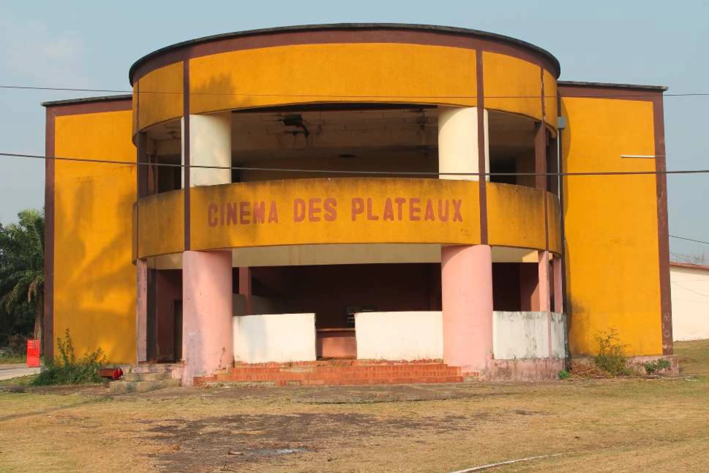 Le cinéma de Léconi. © DR