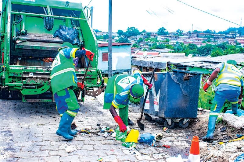 Les éboueurs de Clean Africa à l’ouvrage dans un quartier de Libreville