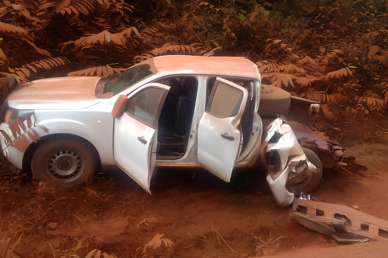 Collision entre un pick-up et un camion à Okondja