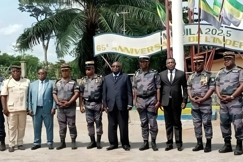 Le nouveau commandant au milieu des autorités civiles et militaires de la Ngounié