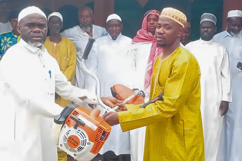 Une des dotations du couple Manfoumbi-Manfoumbi transmise par Muslim Moussi Moussi (d) à l’imam de la mosquée de Tchibanga.
