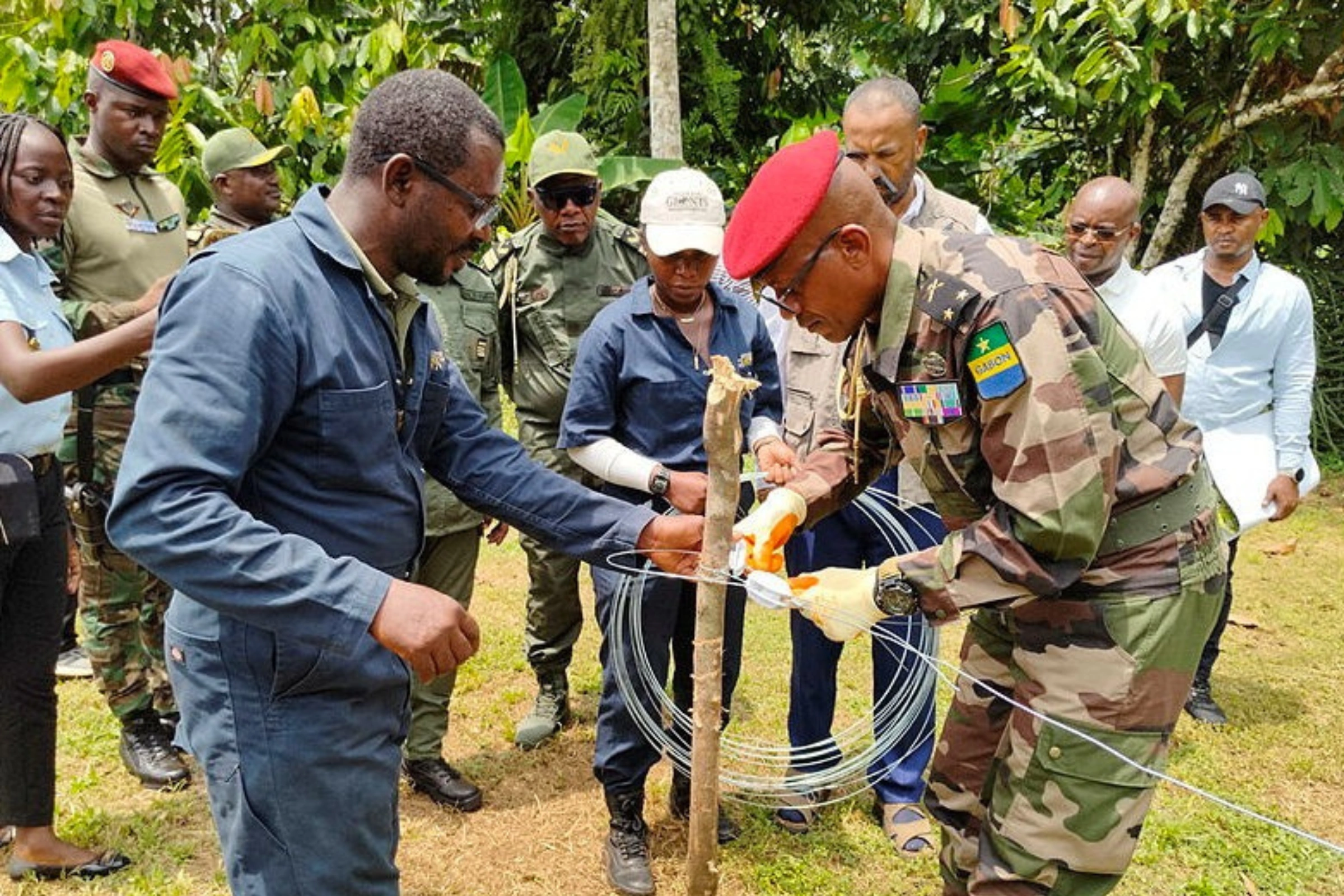 Le ministre des Eaux et Forêts, le général Maurice Ntossui Allogo installant la barrière électrique.