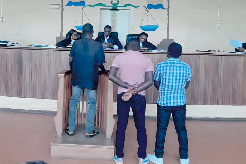 Le jeune Dash Ongala (polo noir) à la barre