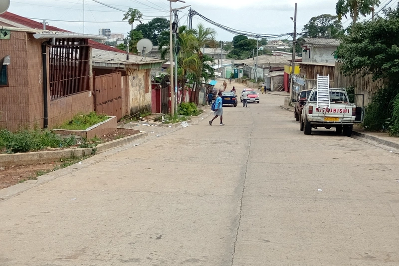 Ici, les habitants qui ont accueilli avec un immense soulagement les travaux d’aménagement de la voie menant à leur quartier, sont confrontés à des difficultés d’alimentation en eau potable inextricables.