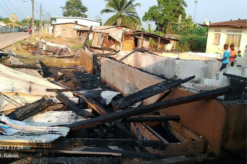 Les cendres des deux maisons d’habitation détruites par un incendie à Dikongo. © DR