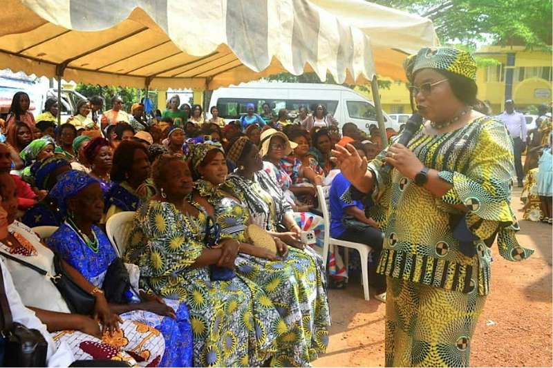 Moment d’échanges entre la ministre Fouéfoué Sandjoh et les femmes d’Oyem. © DR
