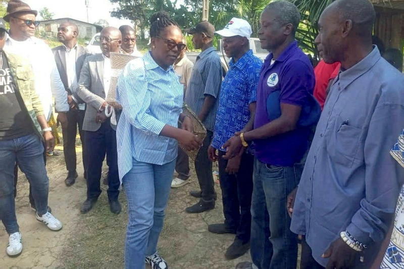  La ministre Longo-Moulengui saluant les notables de Basse-Lombo. © Keka Mavendji