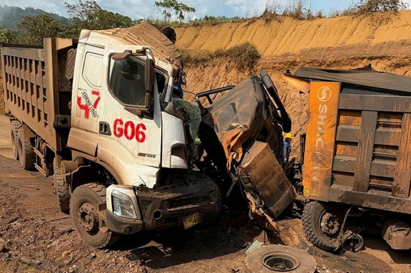 Les deux camions au sortir de l’impact mortel à Franceville