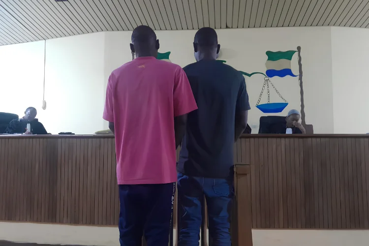 Les deux prévenus au cours de leur audition à la barre.
