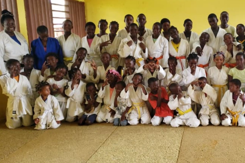 Fegajudo : la fédération redonne de l’élan au judo avec un don de kimonos à Lambaréné