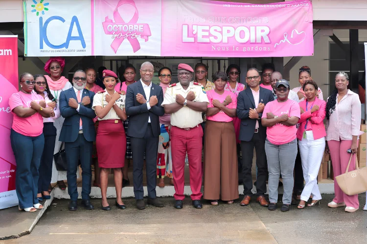 Octobre Rose : les femmes d’Olam apportent leur soutien aux patients du Centre de cancérologie d’Akanda 