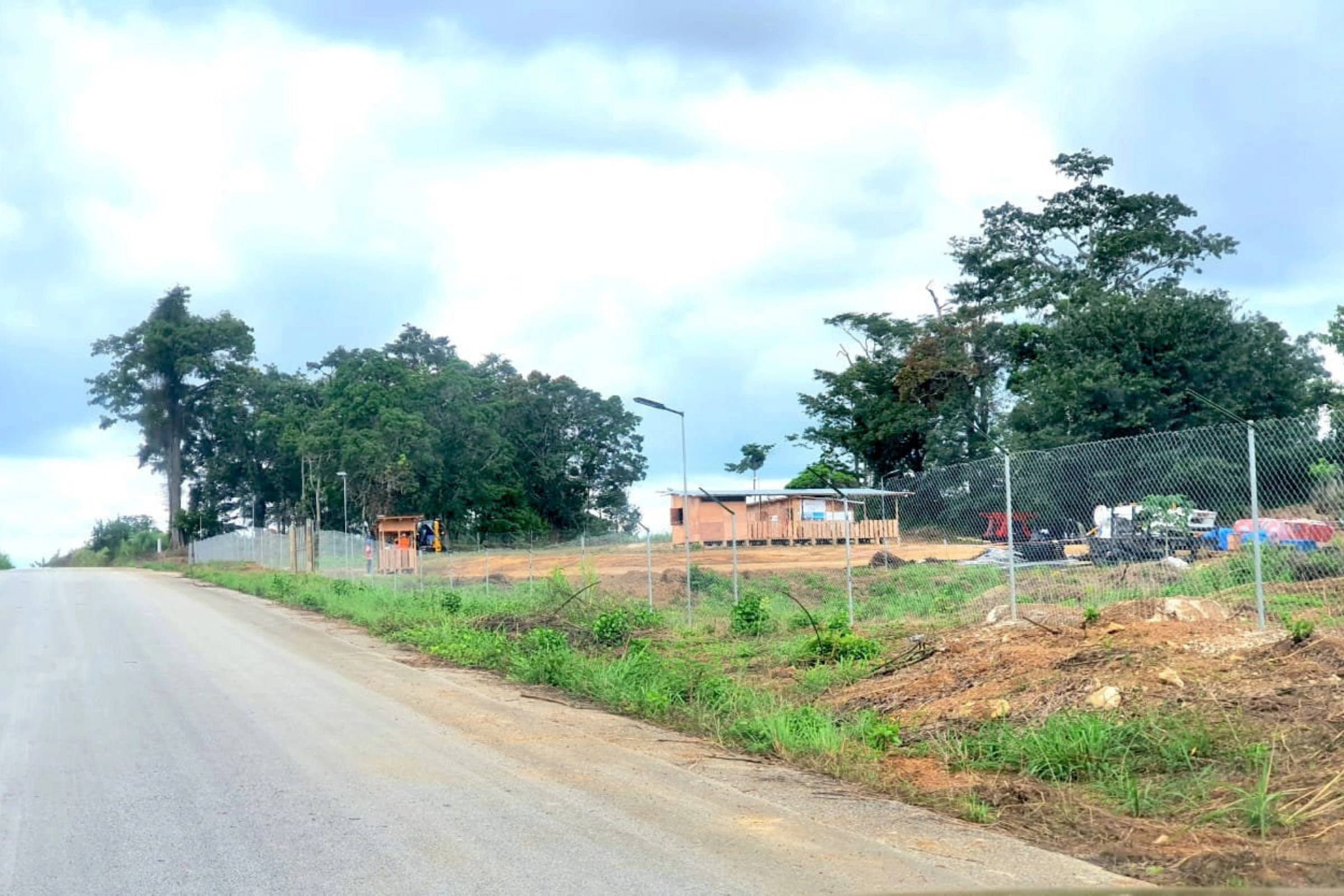 La base vie de l’entreprise adjudicataire annonce un début imminent des travaux.